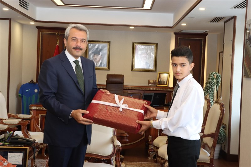 Vali Baydaş’tan Samet’e 100. Yıl Sürprizi…