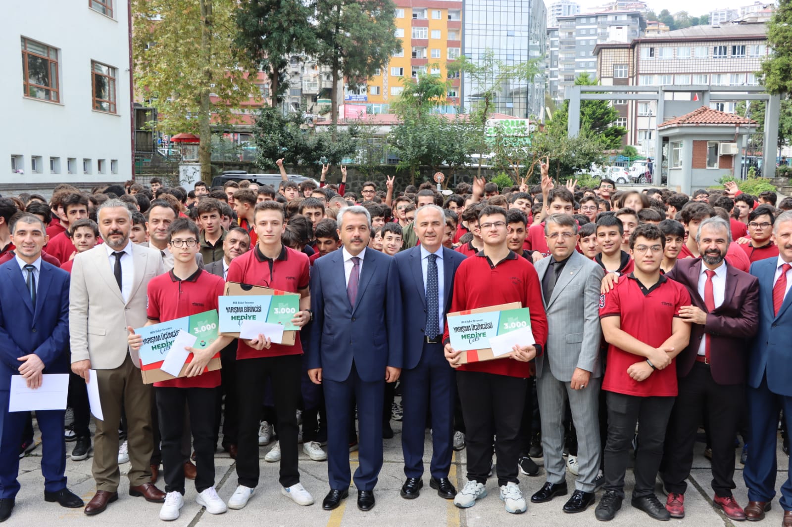 Rize'de Şampiyon Öğrencilere Ödülleri Verildi