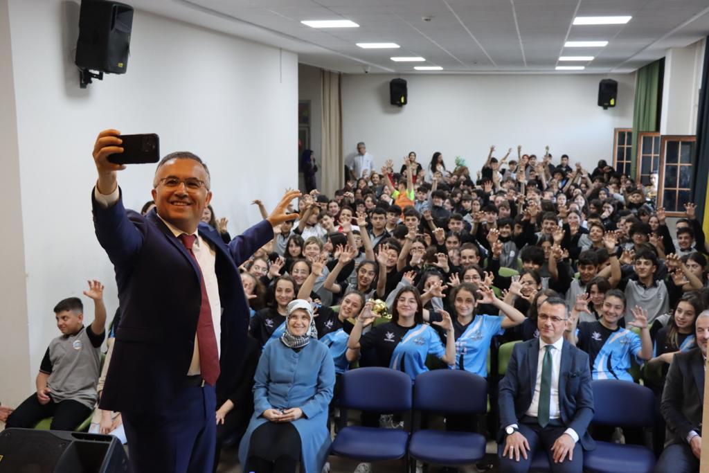Vali Çeber “Kariyer Günleri” Kapsamında Öğrencilerle Bir Araya Geldi